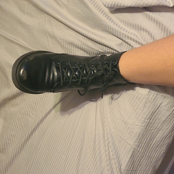 Black platformed boots - Picture 3 of 4